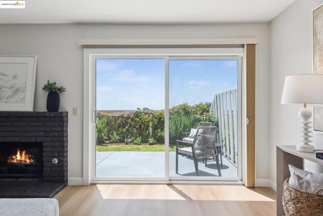 93 Thousand Oaks St, Oakland CA: https://media.crmls.org/mediaz/4a68a887-db0b-465b-a4a3-2c419c8726f4.jpg