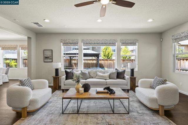 589 W Huntington Ave, Mountain House CA: https://media.crmls.org/mediaz/4a68e0ce-0999-4553-ae86-acde3699f195.jpg