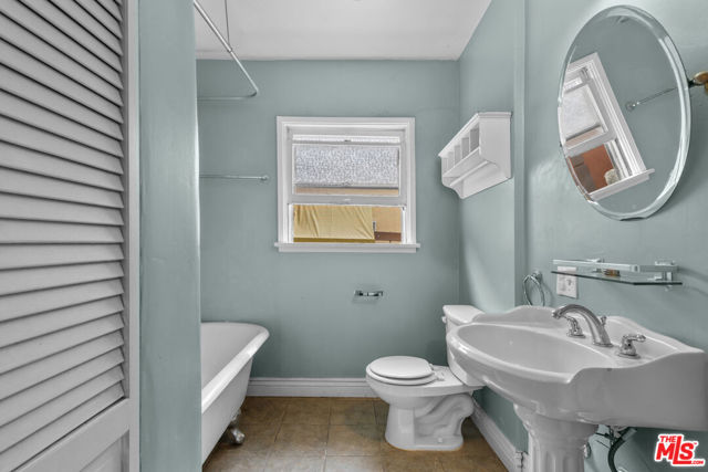 2610 1/2 7th Avenue, Los Angeles CA: https://media.crmls.org/mediaz/4a69d3e5-2d61-4e2c-a8bd-7f2a3cb53cf9.jpg