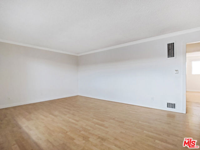 440 Raymond Avenue, Santa Monica CA: https://media.crmls.org/mediaz/4a6b2d04-b971-4e00-9bc1-530059c4f68e.jpg