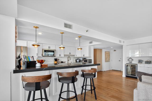 1810 Avenida Del Mundo, Coronado CA: https://media.crmls.org/mediaz/4a6b5670-b1e5-4407-962c-a0d12471ac2d.jpg