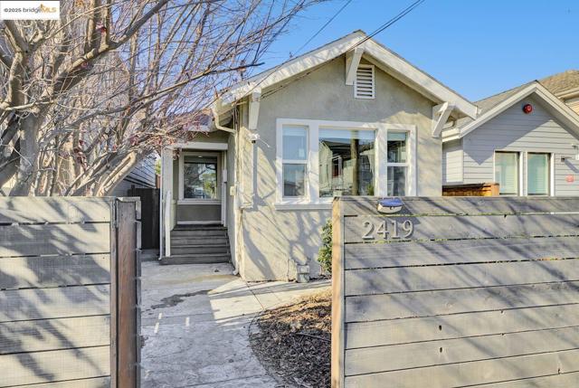 2419 Linden St, Oakland CA: https://media.crmls.org/mediaz/4a6cda7d-ff5d-407f-82c0-edb5266c9004.jpg