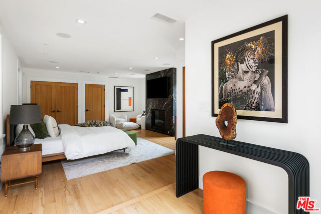 5319 West Boulevard, Los Angeles CA: https://media.crmls.org/mediaz/4a6d0b76-72a1-42b4-8b17-061a5397b18a.jpg