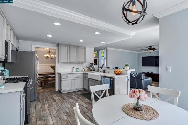 2057 Rapallo Way, Bay Point CA: https://media.crmls.org/mediaz/4a6d5271-a599-43ca-802c-2800278bd0d8.jpg