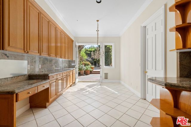625 Foothill Road, Beverly Hills CA: https://media.crmls.org/mediaz/4a6e72b8-d361-451e-93f1-878a2dfd51c3.jpg