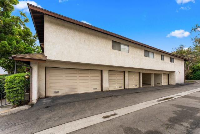 2139 Via Esmarca, Oceanside CA: https://media.crmls.org/mediaz/4a6e9157-e4d5-4bf0-83a5-9f345cb9a60e.jpg