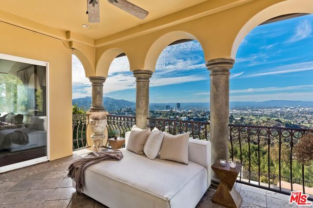 3595 Wonder View Drive, Los Angeles CA: https://media.crmls.org/mediaz/4a6edbe2-acad-4f7e-a030-b1b40e98a6c7.jpg