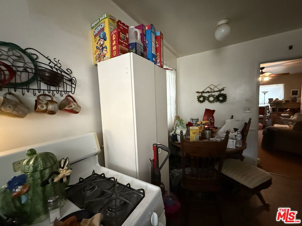 https://media.crmls.org/mediaz/4a700af9-18e7-408a-9dae-d2940f0d1969.jpg?preset=X-Large