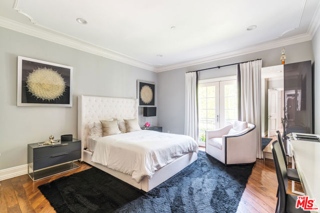 727 N Alta Drive, Beverly Hills CA: https://media.crmls.org/mediaz/4a705441-b8ee-4810-adf4-7efc10e3a5e2.jpg