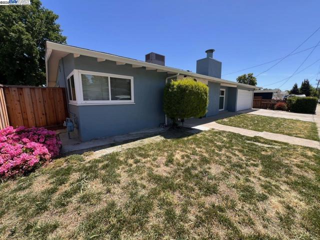 2748 Eastgate Ave, Concord CA: https://media.crmls.org/mediaz/4a7186bc-d781-4360-a27b-bd750544c8ab.jpg