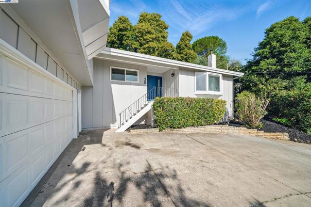 35 San Joaquin Pl, Novato CA: https://media.crmls.org/mediaz/4a71b07c-3a0a-4cc3-a495-e705c44ecb8a.jpg
