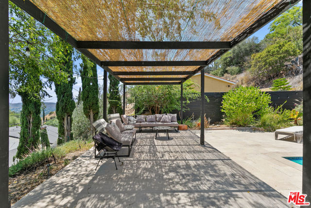 11320 Alethea Drive, Sunland CA: https://media.crmls.org/mediaz/4a71ca2c-1a0b-44f7-a73b-19b484fb8dc3.jpg