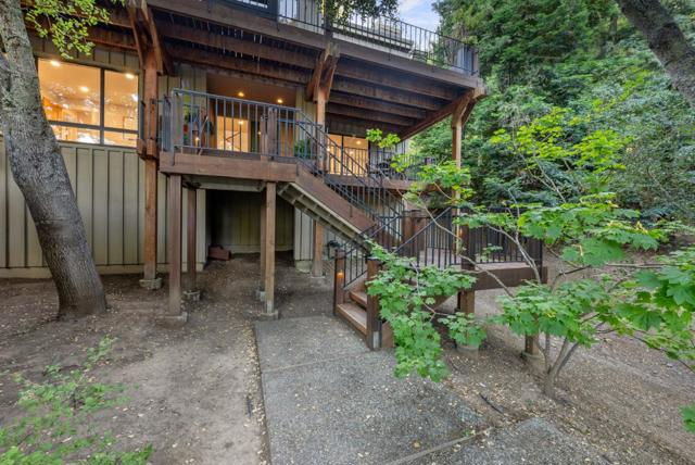 21 Valley Oak Street, Portola Valley CA: https://media.crmls.org/mediaz/4a725220-9813-43d0-874d-ef5d18f0c54b.jpg