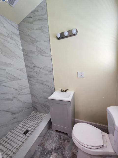 1050 37Th St, Oakland CA: https://media.crmls.org/mediaz/4a72774b-4aca-416a-89a5-529c180a6bfb.jpg