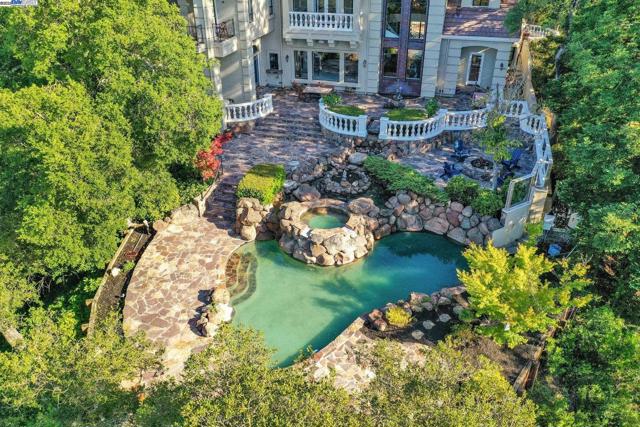 219 Valley Oaks Dr, Alamo CA: https://media.crmls.org/mediaz/4a72b607-c49e-4aa6-8e5b-cf08c0c06da7.jpg