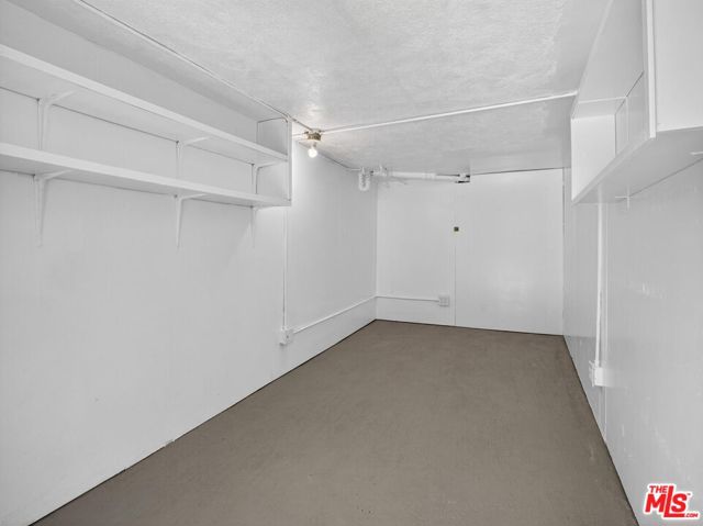 2565 Glen Green Street, Los Angeles CA: https://media.crmls.org/mediaz/4a730e48-d2e9-4123-af03-e52d059248ef.jpg