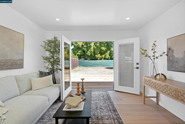 10060 Bernhardt Dr, Oakland CA: https://media.crmls.org/mediaz/4a7310b4-b76b-4db9-86f1-3ada4feca3ac.jpg