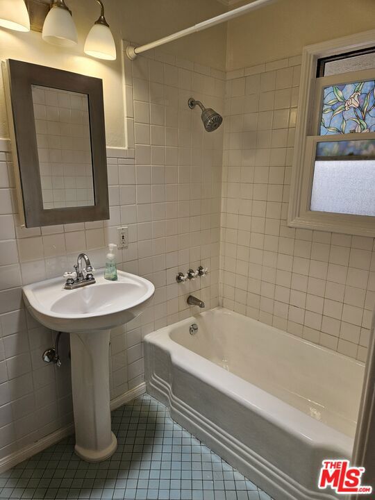 2446 20th Street, Santa Monica, California 90405, 1 Bedroom Bedrooms, ,1 BathroomBathrooms,Condominium,For Sale,20th,24404331