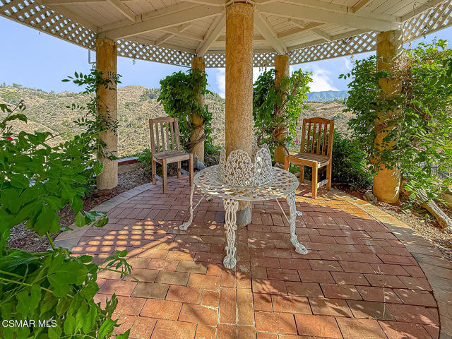 1832 Calle Salto, Thousand Oaks CA: https://media.crmls.org/mediaz/4a737a83-8c78-4c00-a02c-509cb2faa8b6.jpg
