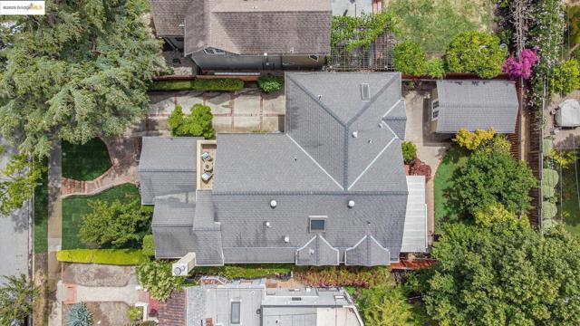 1415 Vancouver Ave, Burlingame CA: https://media.crmls.org/mediaz/4a73ee2a-2a9a-47a1-8578-5bb74668666c.jpg