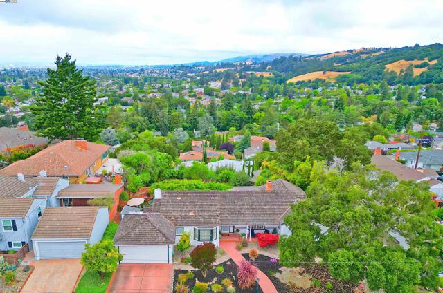 1380 E Juana Ave, San Leandro CA: https://media.crmls.org/mediaz/4a74486e-745e-4fd1-945a-6b0b48a37c2d.jpg