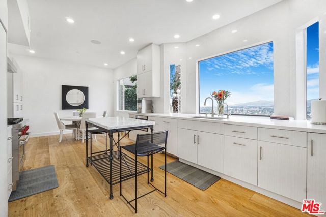 3485 Ridgeford Drive, Westlake Village CA: https://media.crmls.org/mediaz/4a74868e-0d95-4e9e-9415-ad1e98163054.jpg