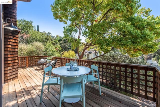 3176 Jordan Rd, Oakland CA: https://media.crmls.org/mediaz/4a74d258-0005-4429-8785-4d88e2dbf14e.jpg
