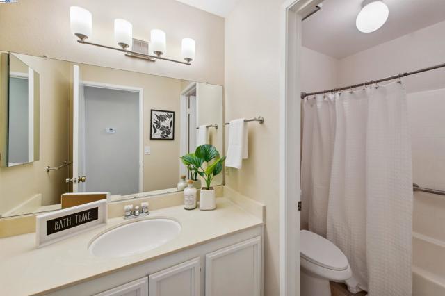 4182 Garatti Court, Pleasanton CA: https://media.crmls.org/mediaz/4a75f61e-d057-4094-93b1-81a2ae0a96f7.jpg