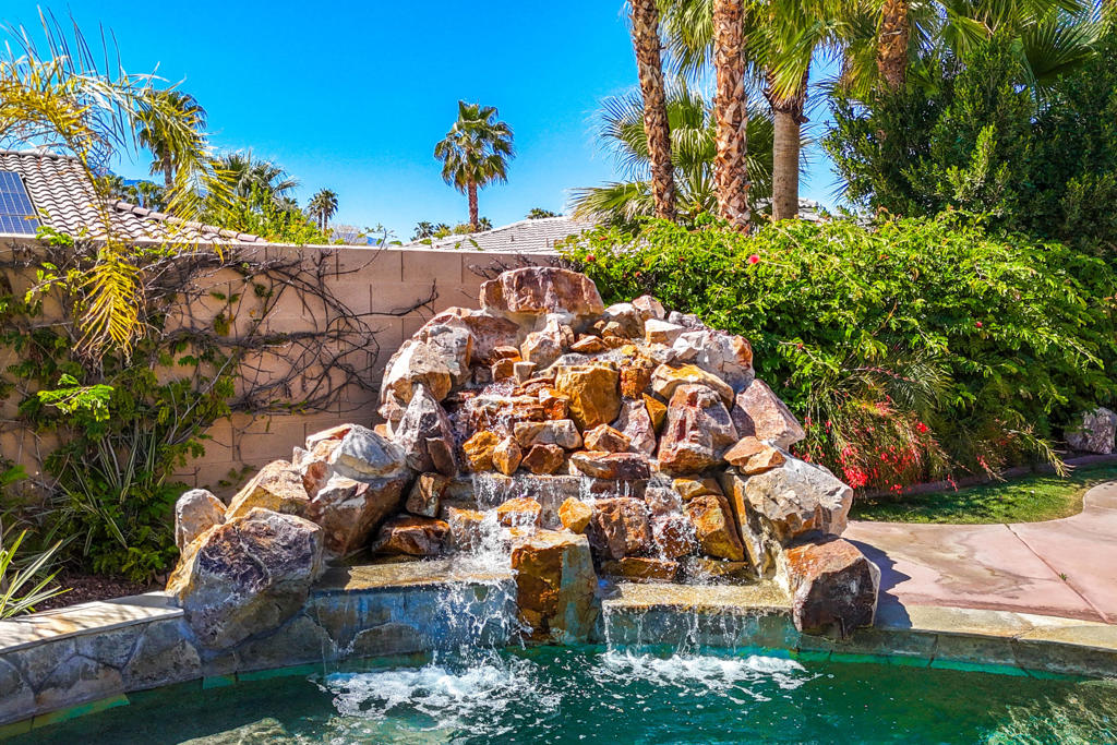https://media.crmls.org/mediaz/4a75f6fd-7fcf-41aa-96f4-3551b7c18e5d.jpg?preset=X-Large