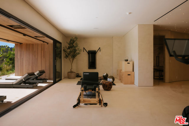 16187 Royal Oak Road, Encino CA: https://media.crmls.org/mediaz/4a767f32-697f-4312-8e48-634dd0cb6a07.jpg