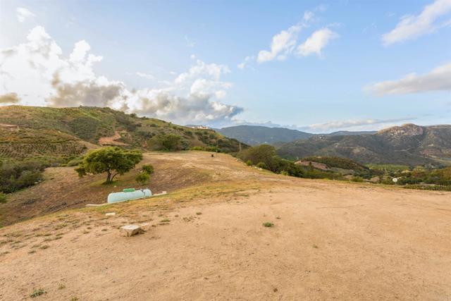 2389 Eric Road, Fallbrook CA: https://media.crmls.org/mediaz/4a768d31-083e-41f5-90aa-328357454aa3.jpg
