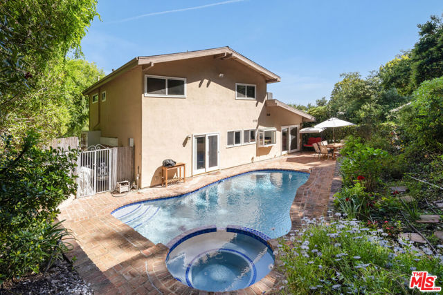 3735 Montuso Place, Encino CA: https://media.crmls.org/mediaz/4a76d953-3582-4115-9bf4-a723c05046f2.jpg