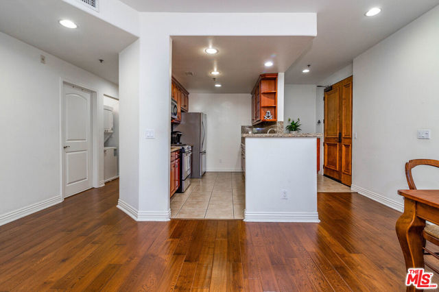 5132 Maplewood Avenue, Los Angeles CA: https://media.crmls.org/mediaz/4a779467-7a49-463b-af1c-bc638d98ccd8.jpg