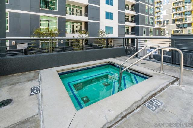 425 W Beech St, San Diego CA: https://media.crmls.org/mediaz/4a779a1c-0755-4896-9933-df95782e9231.jpg