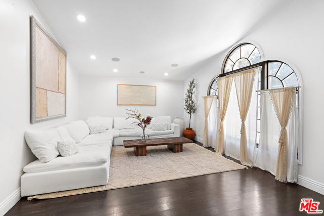 1110 N Beverly Glen Boulevard, Los Angeles CA: https://media.crmls.org/mediaz/4a77a366-c9bb-44fd-abdc-1eeaea15c44a.jpg