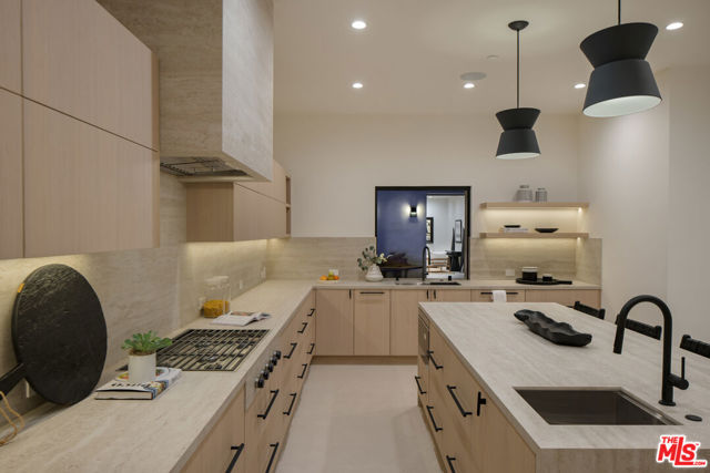 2115 Walnut Avenue, Venice CA: https://media.crmls.org/mediaz/4a77faa9-aa51-4586-ad98-7b4983eb3570.jpg