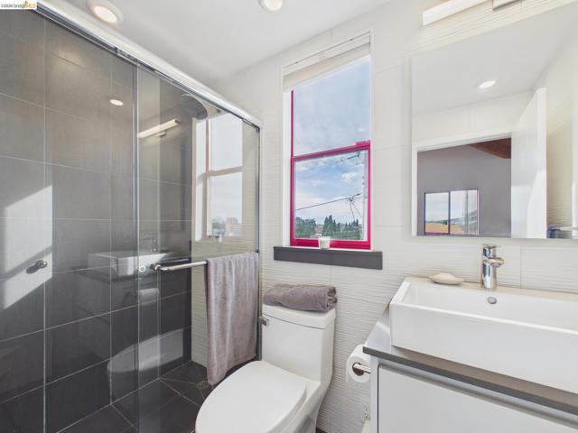 Image 18 of 38 For 2932 Filbert St 2