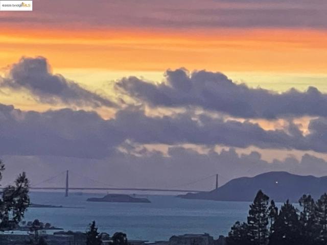80 Oak Ridge Rd, Berkeley CA: https://media.crmls.org/mediaz/4a7890be-c3a7-4f68-9293-168b537f7abd.jpg