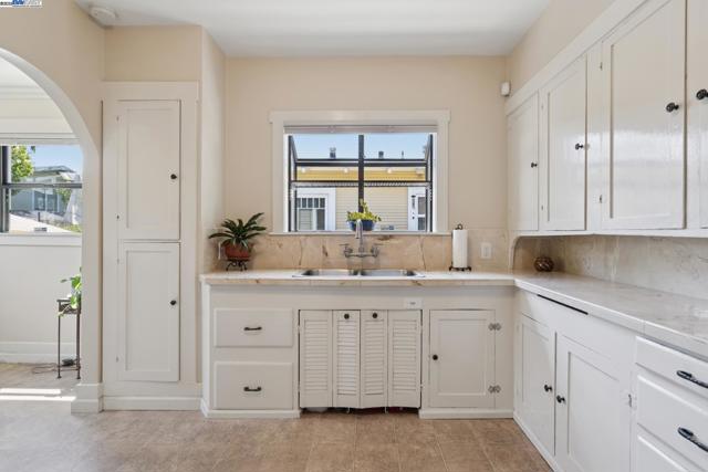 3144 60Th Ave, Oakland CA: https://media.crmls.org/mediaz/4a792bca-93ef-44c8-a8f2-d078cac26b4d.jpg