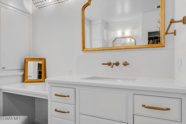 5937 Indian Terrace Drive, Simi Valley CA: https://media.crmls.org/mediaz/4a7ae4f2-1c4e-490d-8e17-a21e13cf4849.jpg