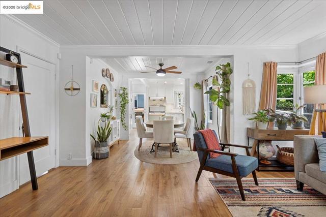 3148 Sylvan Ave, Oakland CA: https://media.crmls.org/mediaz/4a7b3370-1709-49c9-8974-abd942bb3316.jpg