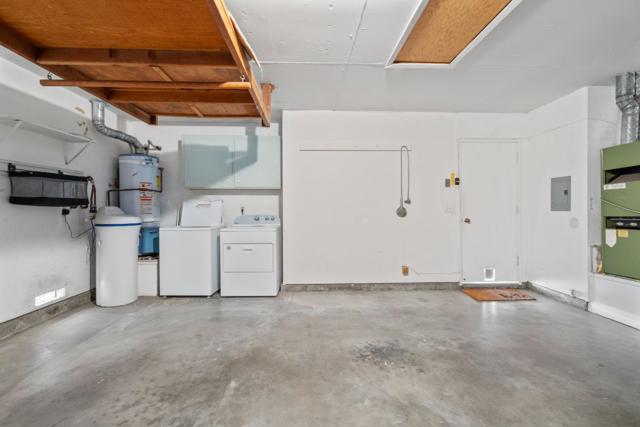 422 Shelley Way, Salinas CA: https://media.crmls.org/mediaz/4a7bab5c-a0d9-462c-a823-38dadb153685.jpg