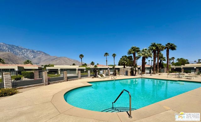 1533 N Sunflower Court, Palm Springs CA: https://media.crmls.org/mediaz/4a7c0adb-37d9-4728-86e0-8435fdf93c3c.jpg