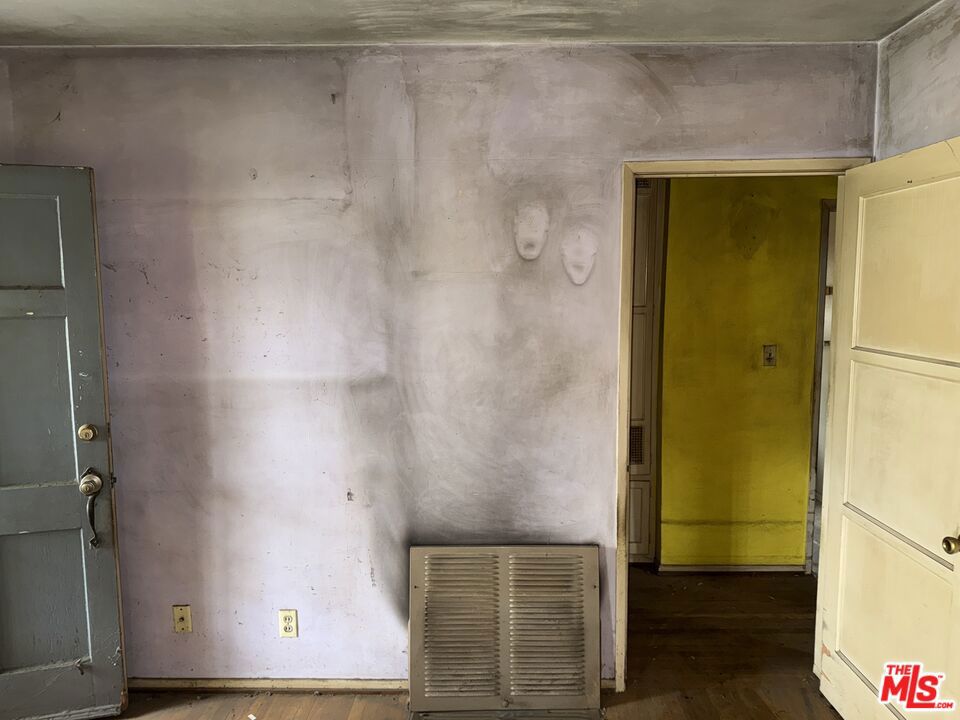 https://media.crmls.org/mediaz/4a7c15cc-2797-433e-a32e-0e636ae9dce1.jpg?preset=X-Large
