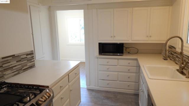 108 Green St, Martinez CA: https://media.crmls.org/mediaz/4a7c8d11-9138-4510-9d8a-18432b5aa0ce.jpg
