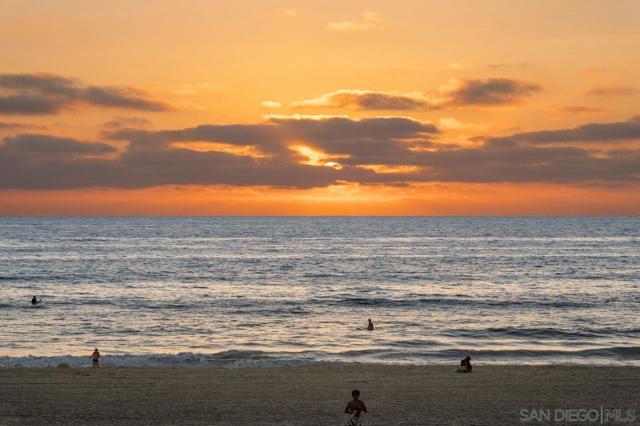 2740 Ocean Front Walk, San Diego CA: https://media.crmls.org/mediaz/4a7d7243-58eb-4fb9-a211-5cb6b9a0d443.jpg