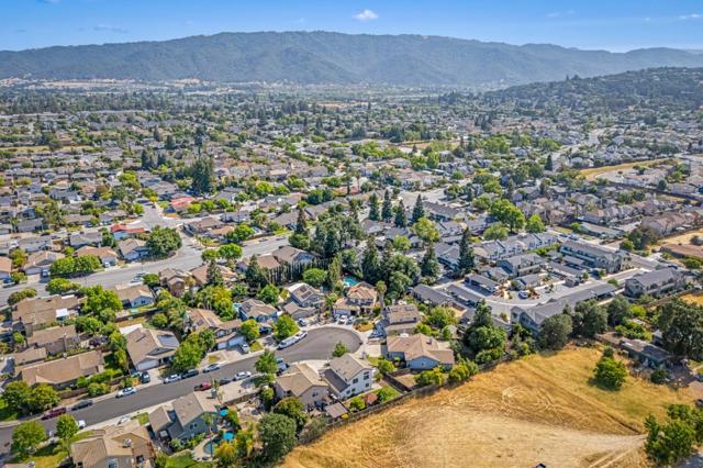 9082 Spencer Court, Gilroy CA: https://media.crmls.org/mediaz/4a7dfd42-d6e4-43f1-a547-a037d2f7c92b.jpg