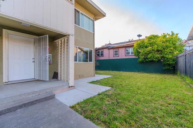 1815 Fairview St, Berkeley CA: https://media.crmls.org/mediaz/4a7e136e-eb3f-42ef-89f0-2df184b474d5.jpg