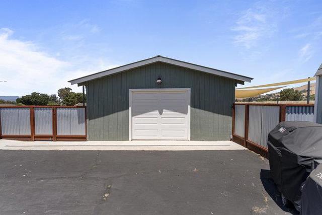 2985 Roop Road, Gilroy CA: https://media.crmls.org/mediaz/4a7e85ee-7ffc-463b-b1a6-32ef686a5839.jpg