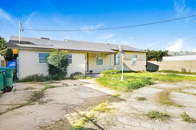 Detail Gallery Image 2 of 10 For 6537 Columbus Ave, Van Nuys,  CA 91411 - 5 Beds | 2/1 Baths